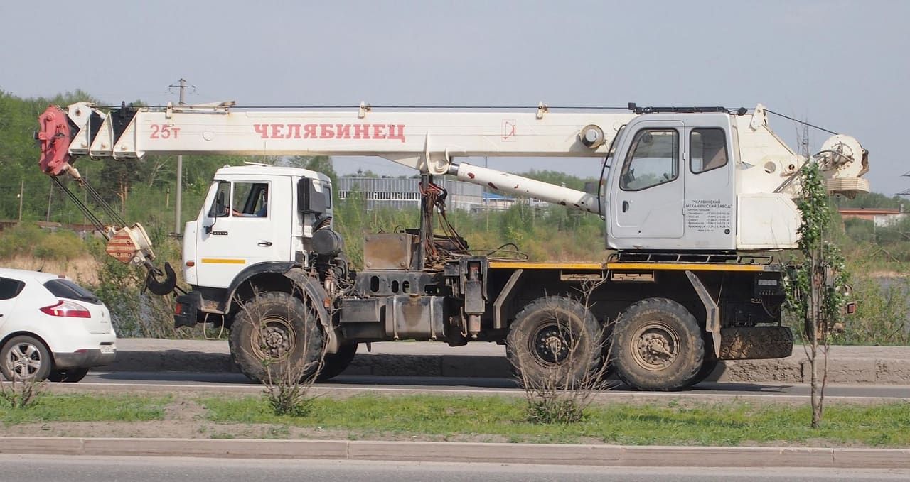 Автокран Челябинец 25т (КС-55732) на шасси КАМАЗ, надпись «Челябинец» и «Челябинский механический завод» на кабине — фото модели производителя, не конкретная машина из нашего парка