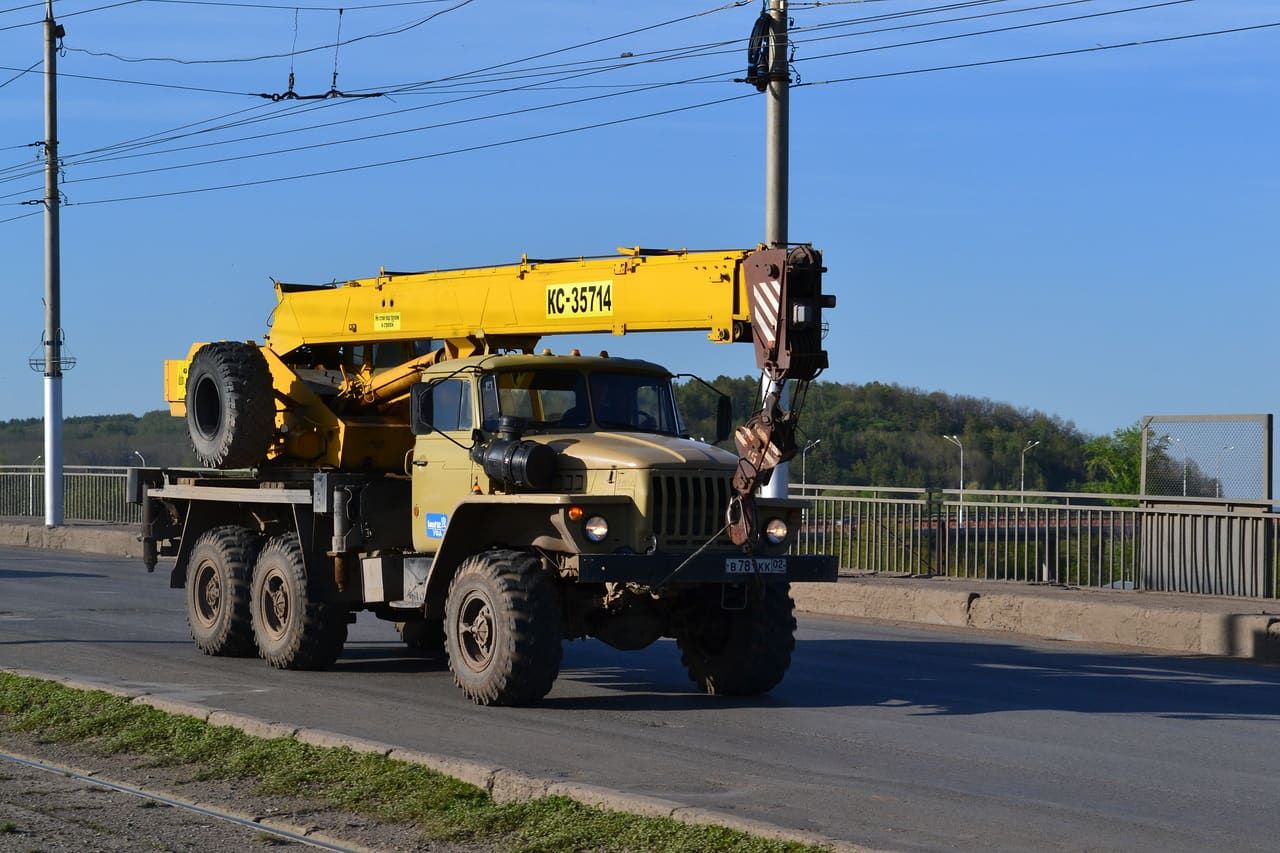 Автокран Ивановец КС-35714 на вездеходном шасси Урал 5557 на дороге — фото модели производителя, не конкретная машина из нашего парка